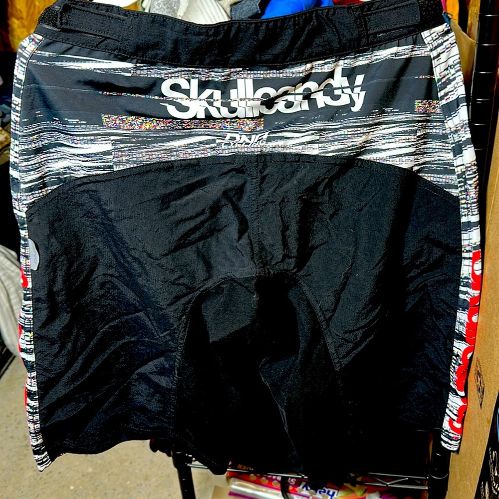 Men’s M Skull Candy shorts New